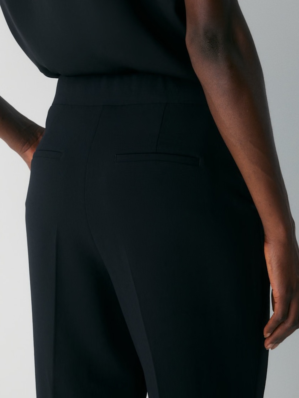NWT Aritzia The Limitless Pant Curve-Fit, Crepette, Black, Sizes 4 & 6, 31.5” - Picture 5 of 9